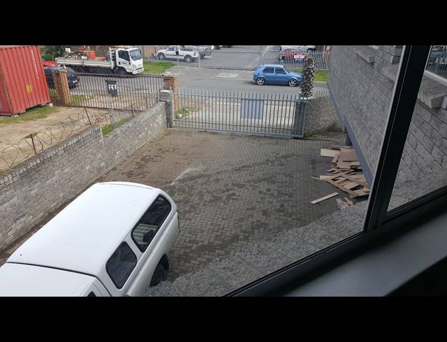 424M² FACTORY TO LET IN KILLARNEY GARDENS